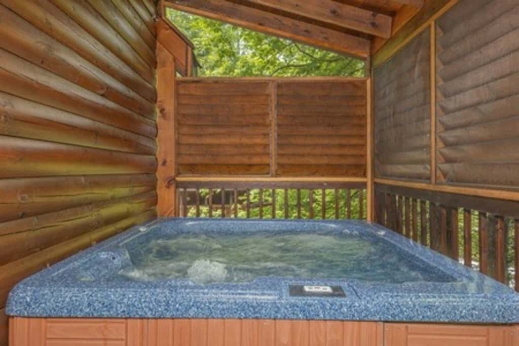 Cozy Log Cabin, Sleeps 4, Hot Tub, Grill, Game Room