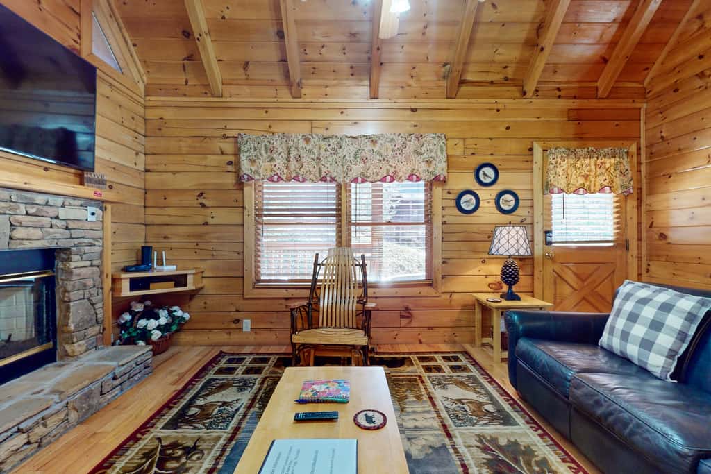 Cozy Log Cabin, Sleeps 4, Hot Tub, Grill, Game Room