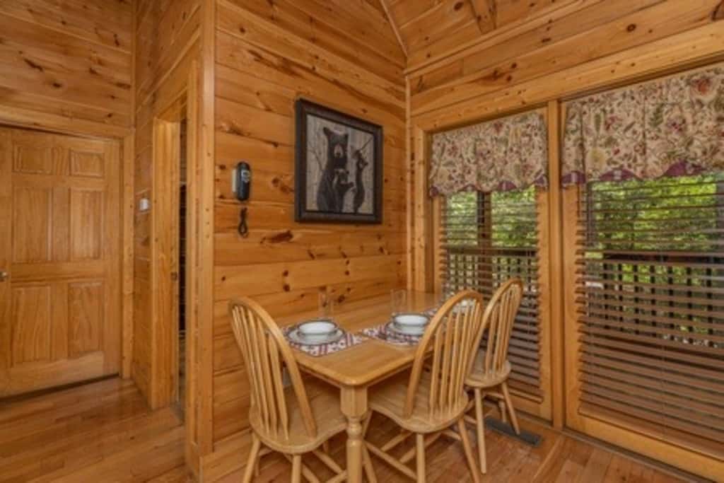 Cozy Log Cabin, Sleeps 4, Hot Tub, Grill, Game Room