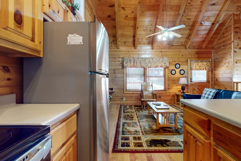 Cozy Log Cabin, Sleeps 4, Hot Tub, Grill, Game Room