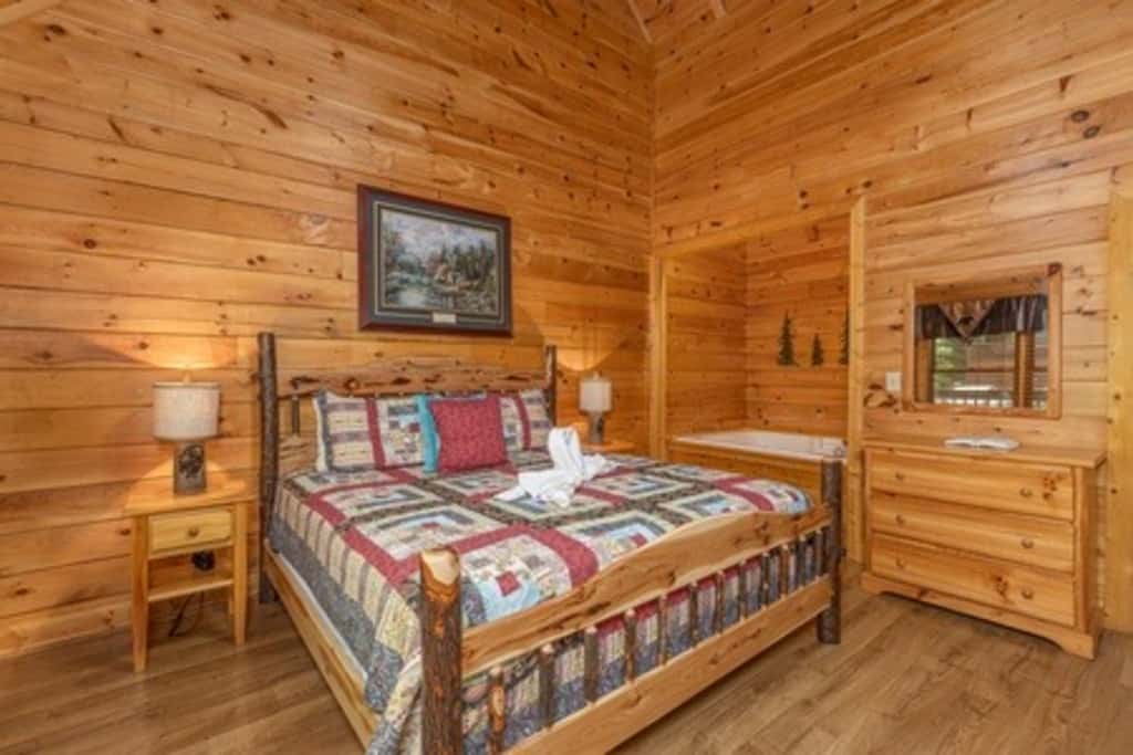 Cozy Log Cabin, Sleeps 4, Hot Tub, Grill, Game Room