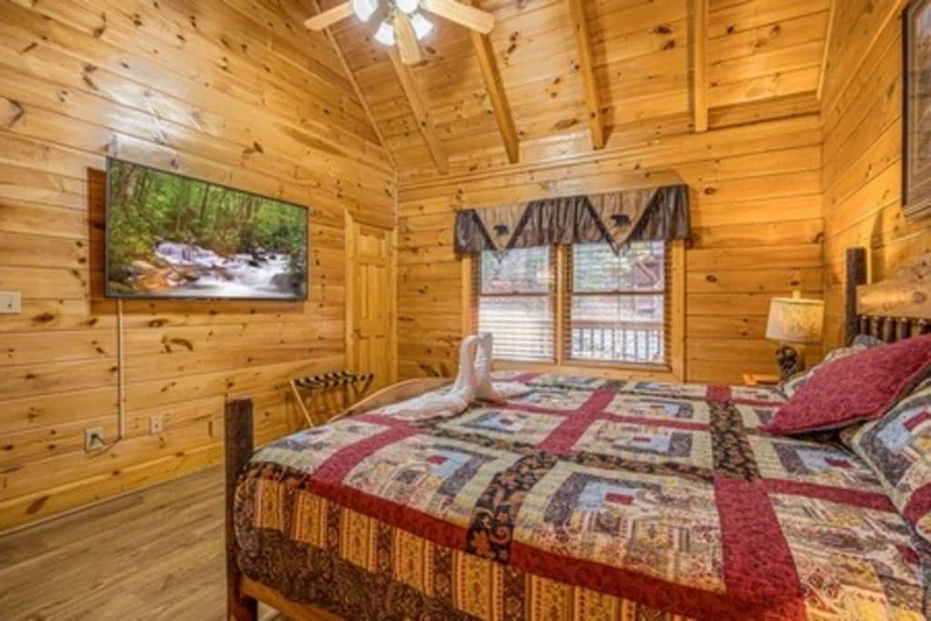 Cozy Log Cabin, Sleeps 4, Hot Tub, Grill, Game Room