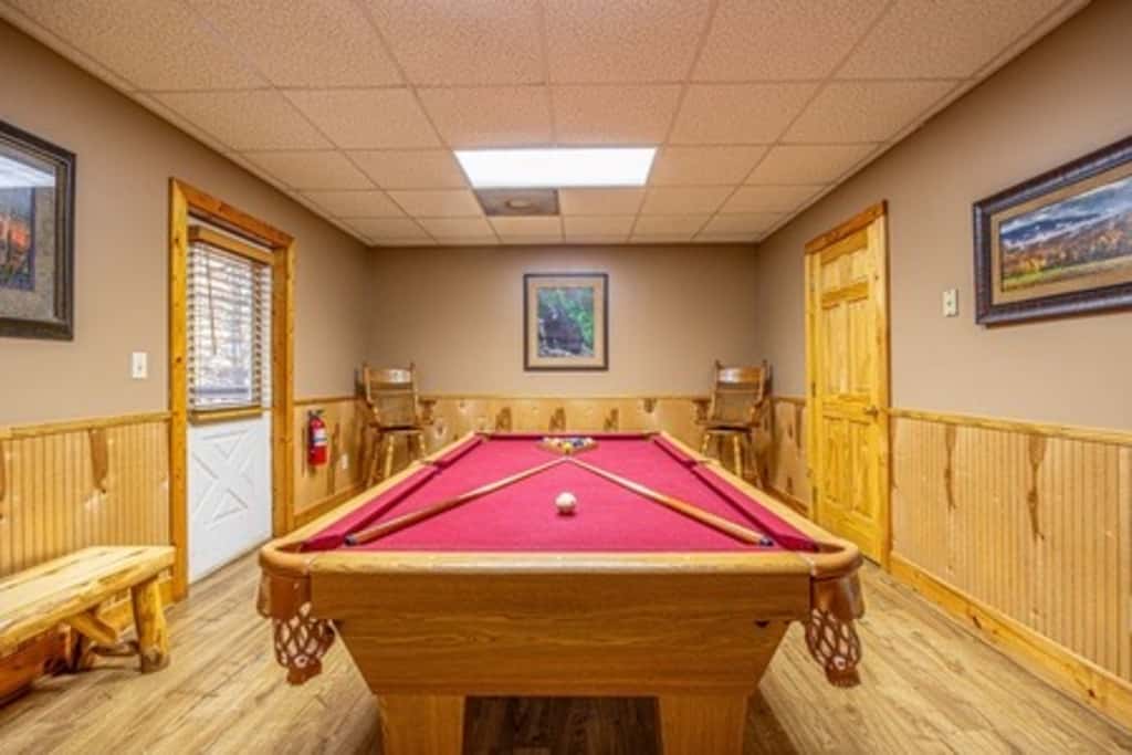 Cozy Log Cabin, Sleeps 4, Hot Tub, Grill, Game Room