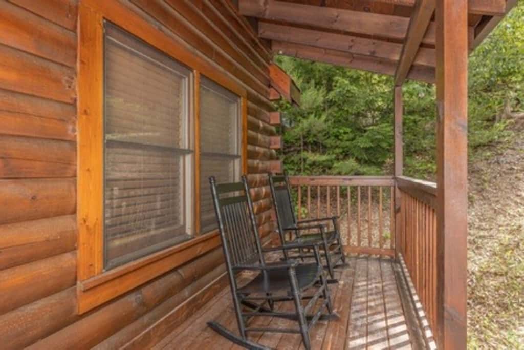Cozy Log Cabin, Sleeps 4, Hot Tub, Grill, Game Room