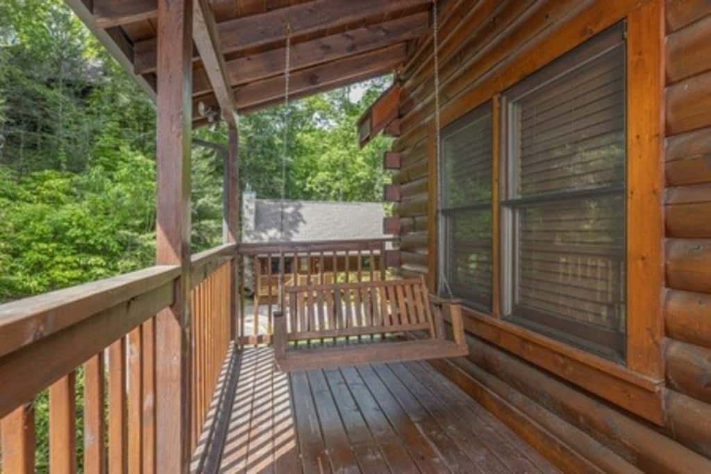 Cozy Log Cabin, Sleeps 4, Hot Tub, Grill, Game Room