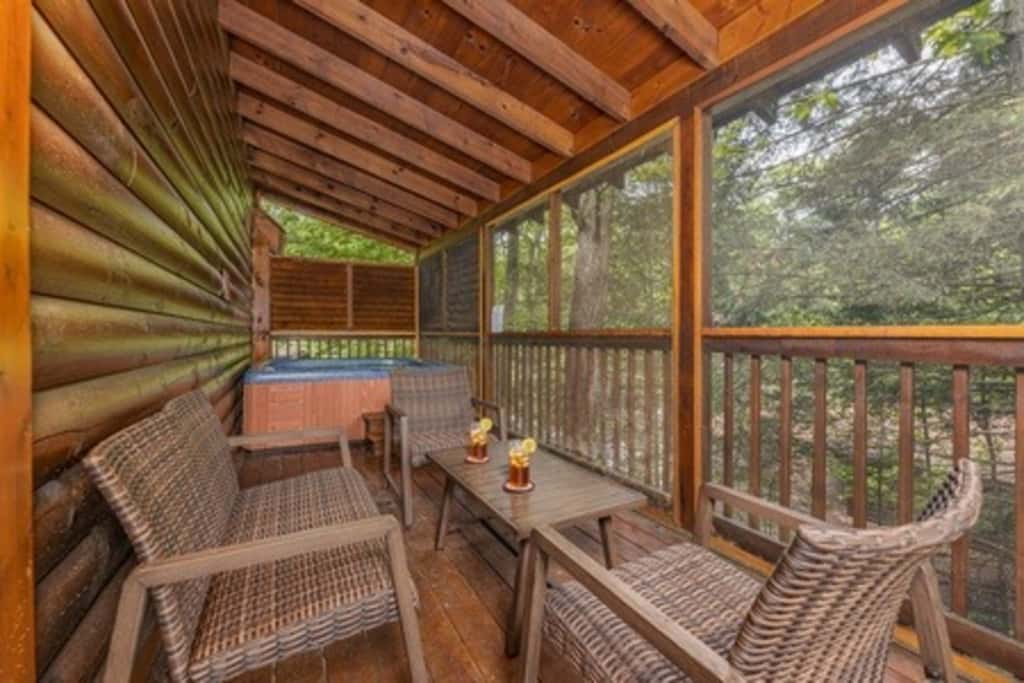 Cozy Log Cabin, Sleeps 4, Hot Tub, Grill, Game Room