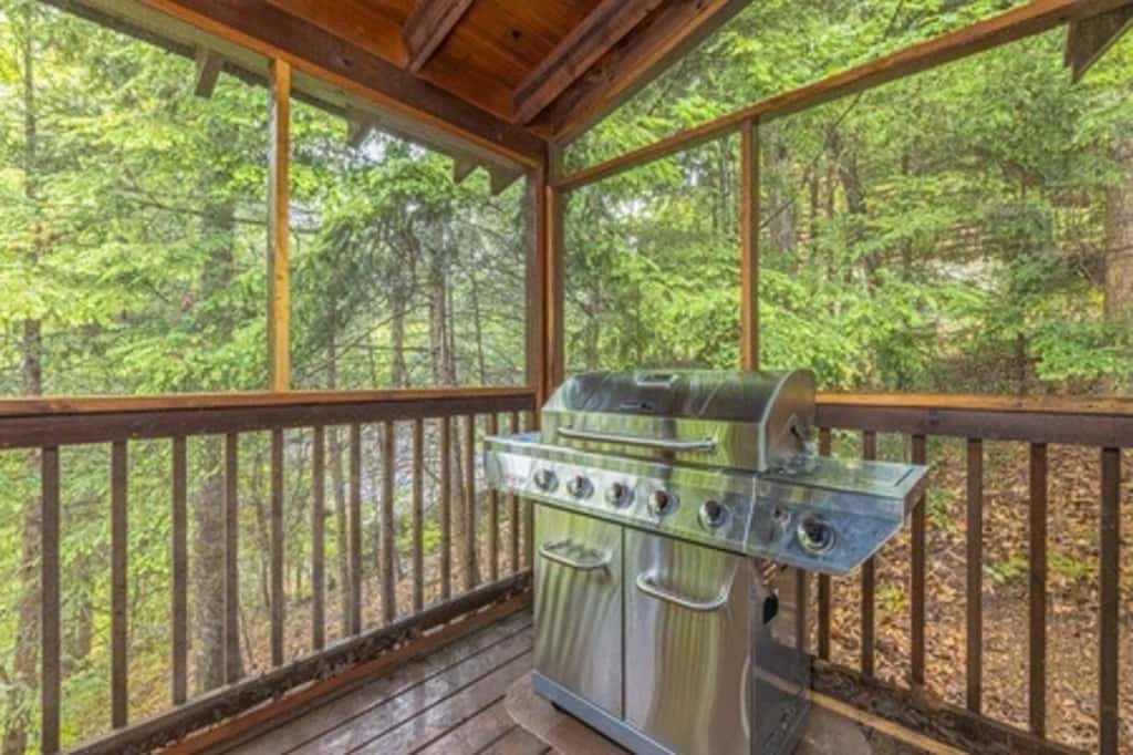 Cozy Log Cabin, Sleeps 4, Hot Tub, Grill, Game Room
