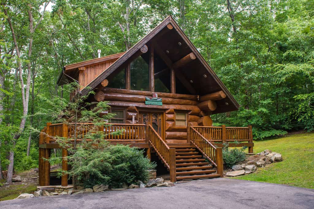 🏞️ 𝗖𝗵𝗶𝗲𝗳 𝗕𝗶𝗴 𝗟𝗼𝗴 𝗖𝗮𝗯𝗶𝗻
Escape to this pet-friendly Smoky Mountain cabin in Sevierville featuring a private hot tub, cozy fireplace, and game room with pool table. Sleeps 4 with a king loft suite, full kitchen, WiFi, and washer/dryer. Enjoy peaceful wooded views, starry nights, and easy access to Dollywood, Cades Cove, hiking, fishing, and dining. Perfect for couples, families, and dog lovers seeking relaxation and adventure.