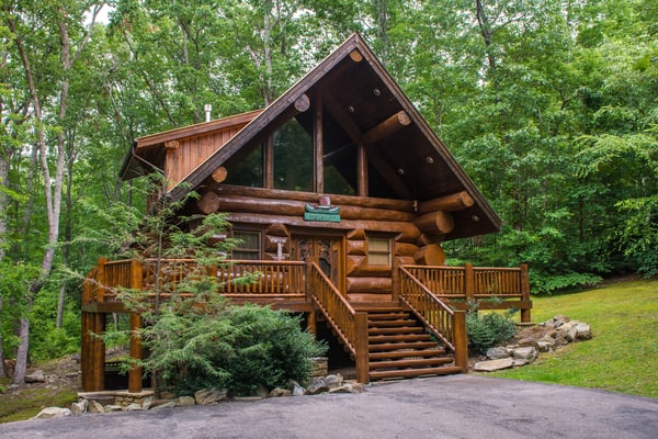 🏞️ 𝗖𝗵𝗶𝗲𝗳 𝗕𝗶𝗴 𝗟𝗼𝗴 𝗖𝗮𝗯𝗶𝗻
Escape to this pet-friendly Smoky Mountain cabin in Sevierville featuring a private hot tub, cozy fireplace, and game room with pool table. Sleeps 4 with a king loft suite, full kitchen, WiFi, and washer/dryer. Enjoy peaceful wooded views, starry nights, and easy access to Dollywood, Cades Cove, hiking, fishing, and dining. Perfect for couples, families, and dog lovers seeking relaxation and adventure.