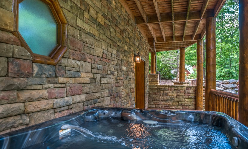 🏞️ 𝗖𝗵𝗶𝗲𝗳 𝗕𝗶𝗴 𝗟𝗼𝗴 𝗖𝗮𝗯𝗶𝗻
Escape to this pet-friendly Smoky Mountain cabin in Sevierville featuring a private hot tub, cozy fireplace, and game room with pool table. Sleeps 4 with a king loft suite, full kitchen, WiFi, and washer/dryer. Enjoy peaceful wooded views, starry nights, and easy access to Dollywood, Cades Cove, hiking, fishing, and dining. Perfect for couples, families, and dog lovers seeking relaxation and adventure.