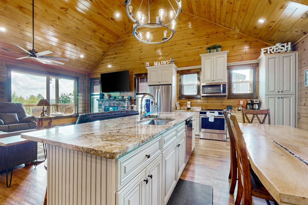 Luxe Mtn View Cabin, Sleep 8, Hot Tub, Games, Theater