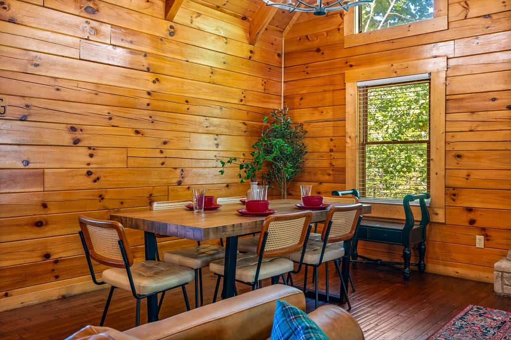 Charming Log Cabin, Sleeps 8・Hot Tub・Arcade, Views