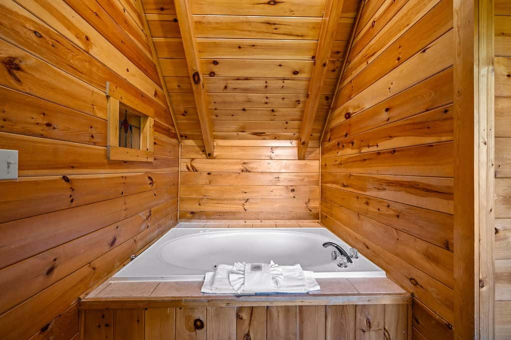 Charming Log Cabin, Sleeps 8・Hot Tub・Arcade, Views