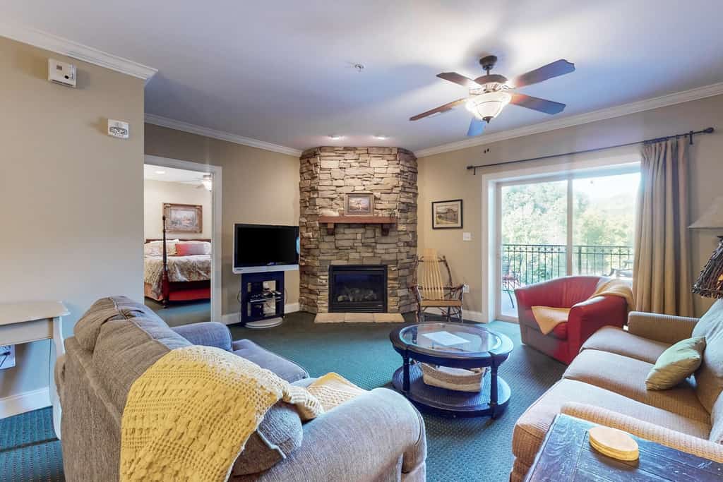 Downtown Gatlinburg Condo, Pool & Hot Tub Access
