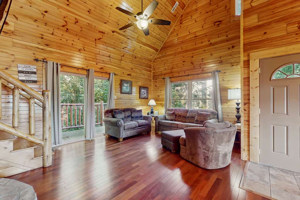 🏞️ 𝗕𝗹𝗮𝗰𝗸 𝗕𝗲𝗮𝗿 𝗛𝗶𝗱𝗲𝗮𝘄𝗮𝘆 𝗖𝗮𝗯𝗶𝗻
Centrally located Gatlinburg cabin near Great Smoky Mountains National Park, Ober Gatlinburg, and downtown attractions. This 2-bedroom mountain retreat sleeps 6 and features mountain views, a private pool table, gas fireplace, full kitchen, outdoor deck with rocking chairs, and access to a shared seasonal hot tub. Perfect for family vacations, Smoky Mountain getaways, and couples seeking a cozy cabin close to hiking, dining, and entertainment.