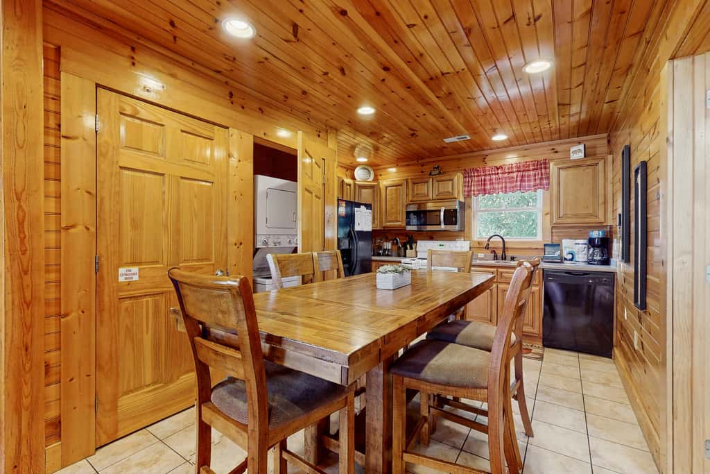 Centrally Located Cabin, Sleeps 6・Pool Table・Views