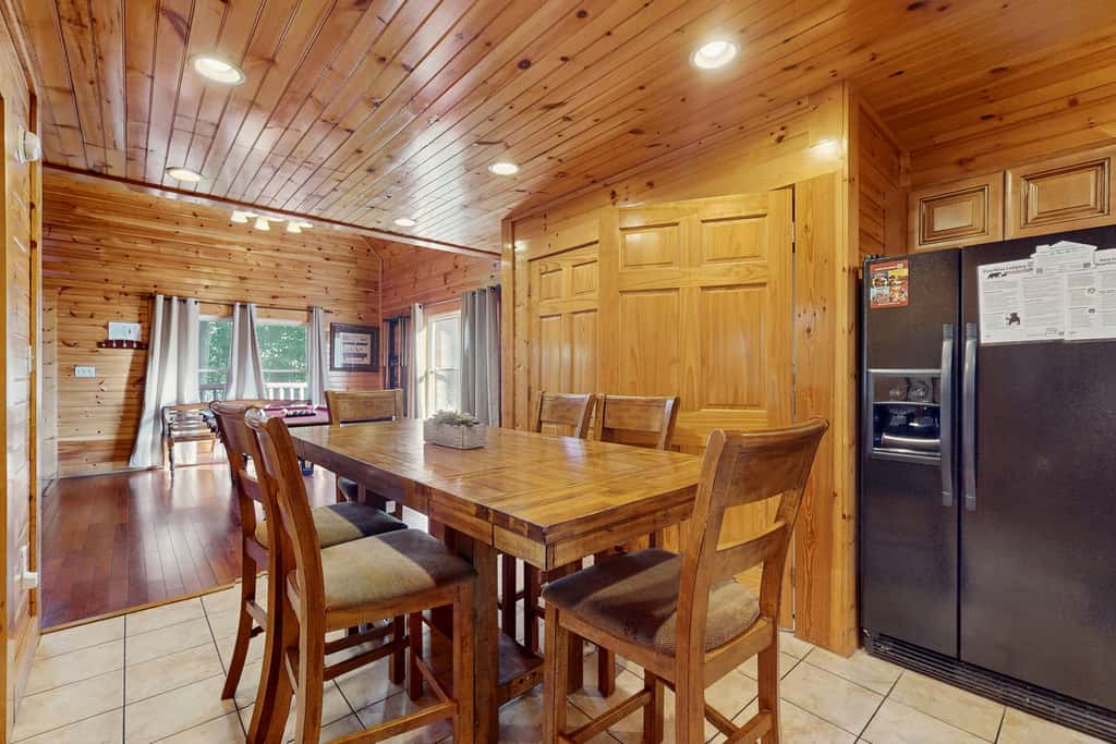 Centrally Located Cabin, Sleeps 6・Pool Table・Views