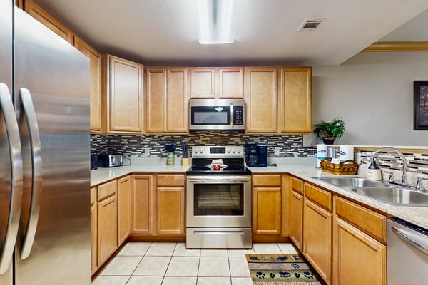 Mountain-view condo in Pigeon Forge, just off the Parkway and close to The Island, Dollywood, and Smoky Mountain attractions. Enjoy indoor and outdoor pools, a hot tub, playground, walking trails, and sports courts. The updated condo sleeps 6 and includes a full kitchen, Smart TV, fast WiFi, walk-in shower, and in-unit washer & dryer.
