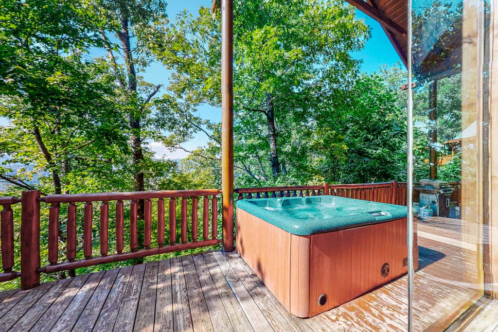 Cabin W Private Hot Tub, Sleeps 14・Mountain Views
