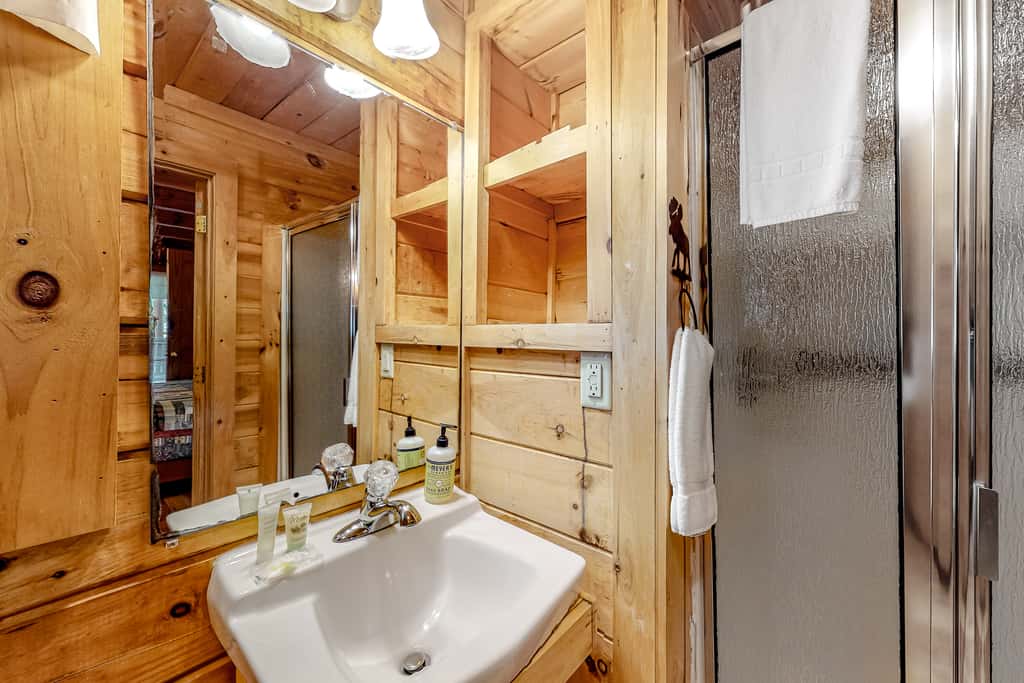 Cabin W Private Hot Tub, Sleeps 14・Mountain Views