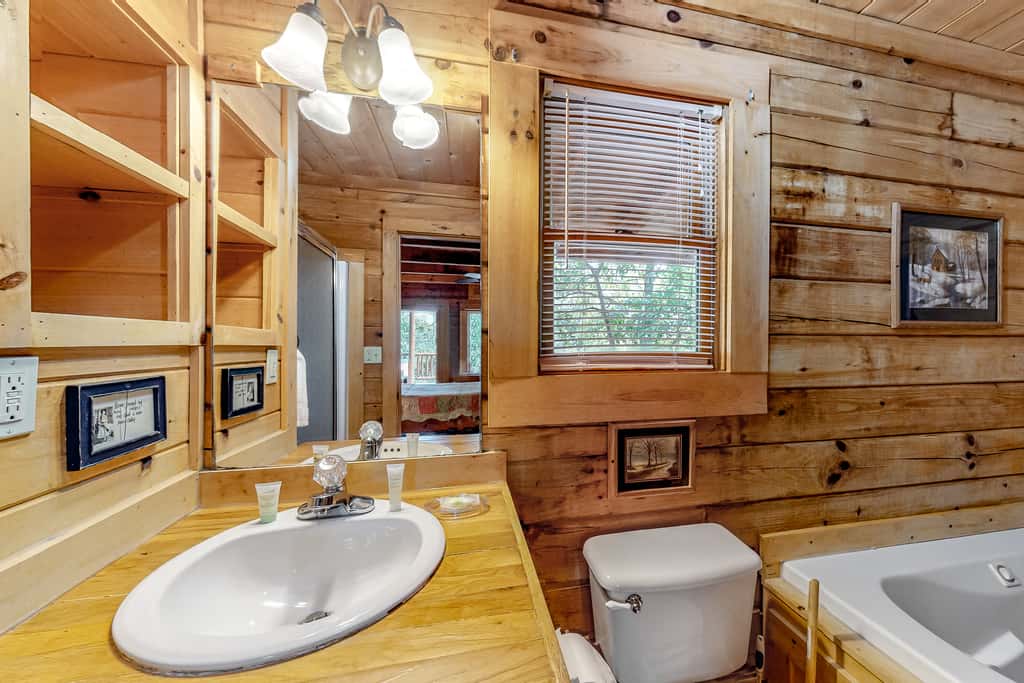 Cabin W Private Hot Tub, Sleeps 14・Mountain Views