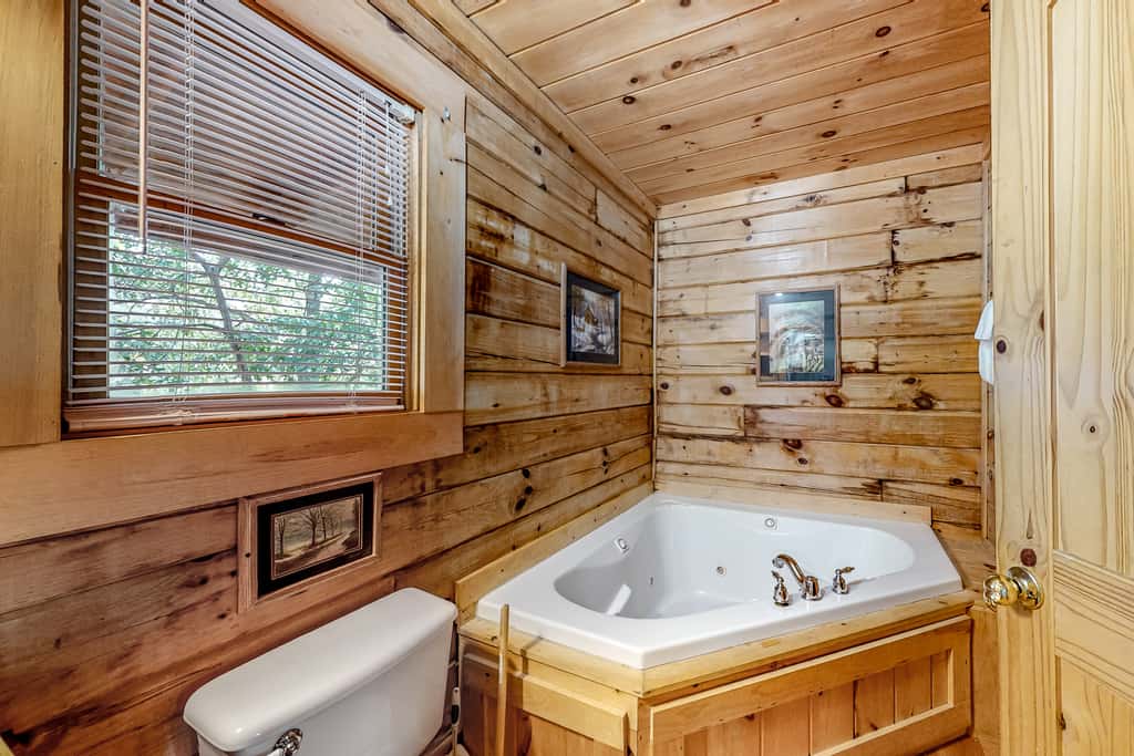 Cabin W Private Hot Tub, Sleeps 14・Mountain Views