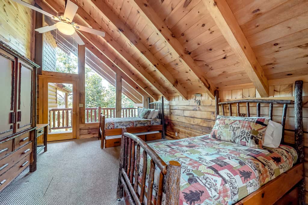 Cabin W Private Hot Tub, Sleeps 14・Mountain Views