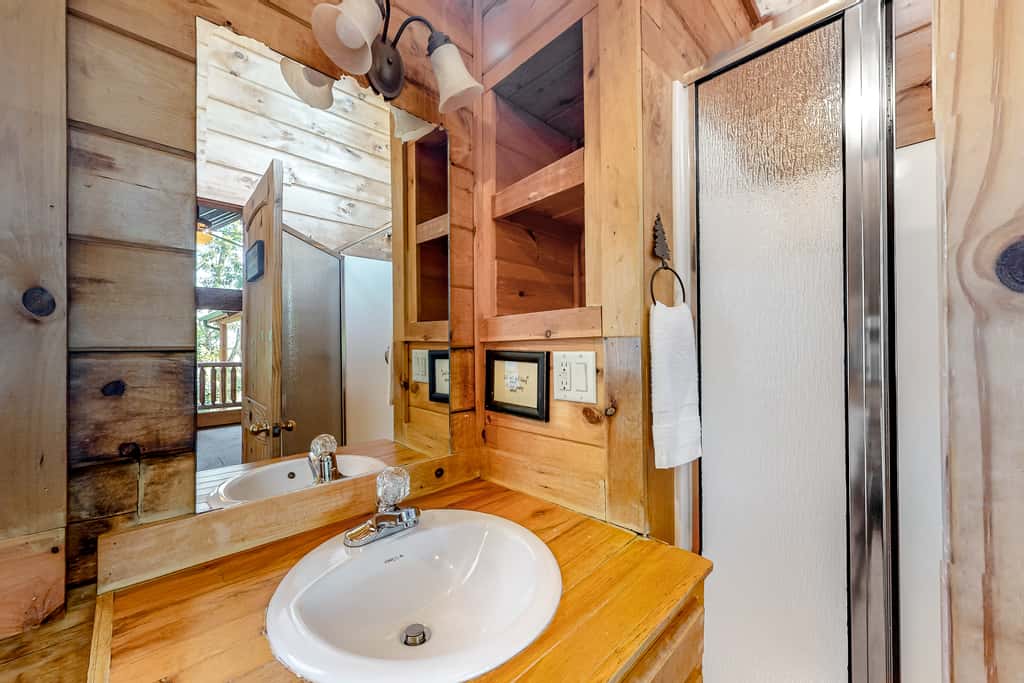 Cabin W Private Hot Tub, Sleeps 14・Mountain Views