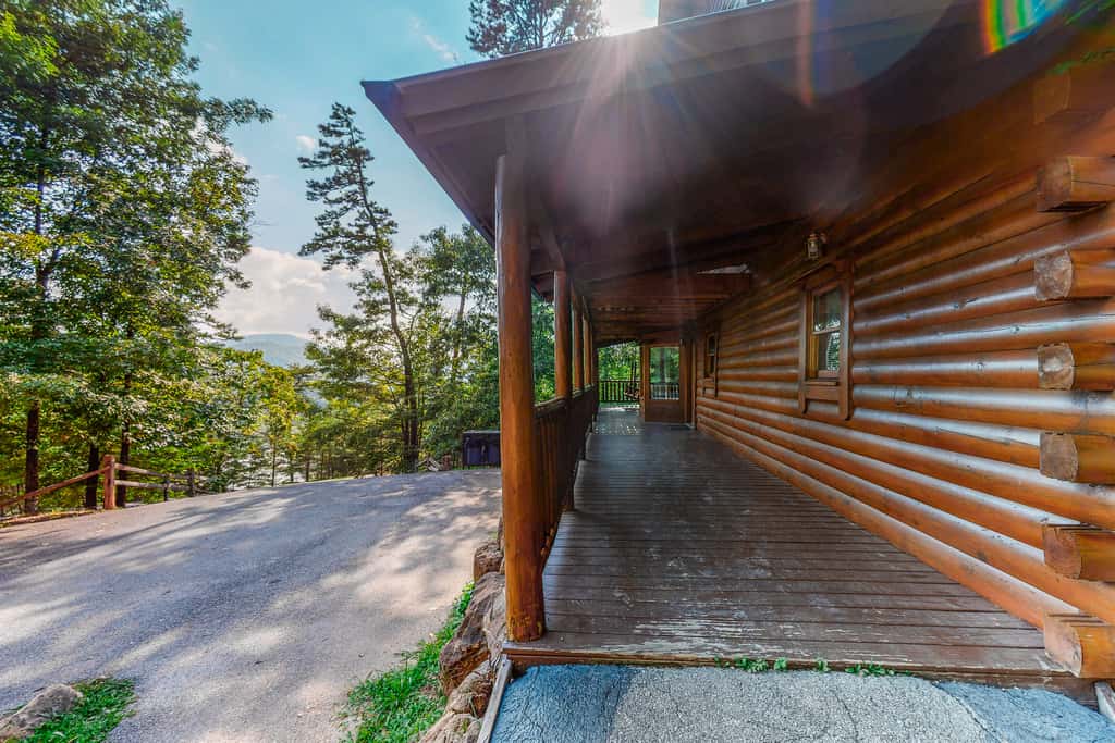 Cabin W Private Hot Tub, Sleeps 14・Mountain Views