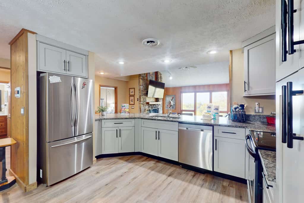Sweet Mountain Delight #313 is a spacious 3-bedroom, 3-bathroom condo sleeping up to 8 guests, with stunning Mt. LeConte and Great Smoky Mountains views. Enjoy a wood-burning fireplace, screened balcony, three primary suites, fully equipped kitchen, washer/dryer, and seasonal outdoor pool. Conveniently located near downtown Gatlinburg, the national park, Pigeon Forge, and Dollywood.