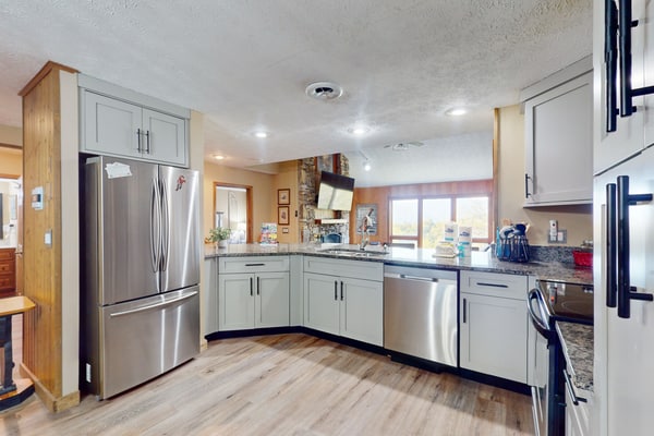 Sweet Mountain Delight #313 is a spacious 3-bedroom, 3-bathroom condo sleeping up to 8 guests, with stunning Mt. LeConte and Great Smoky Mountains views. Enjoy a wood-burning fireplace, screened balcony, three primary suites, fully equipped kitchen, washer/dryer, and seasonal outdoor pool. Conveniently located near downtown Gatlinburg, the national park, Pigeon Forge, and Dollywood.