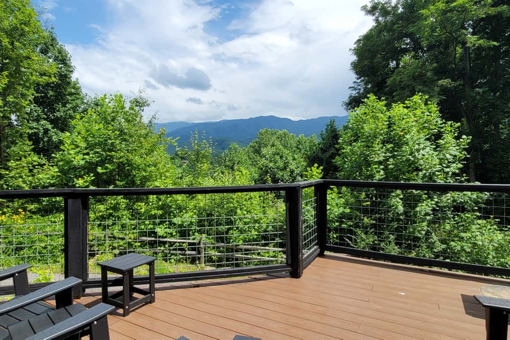 Mountain Views, Hot Tub, Game Room & Sleeps 10