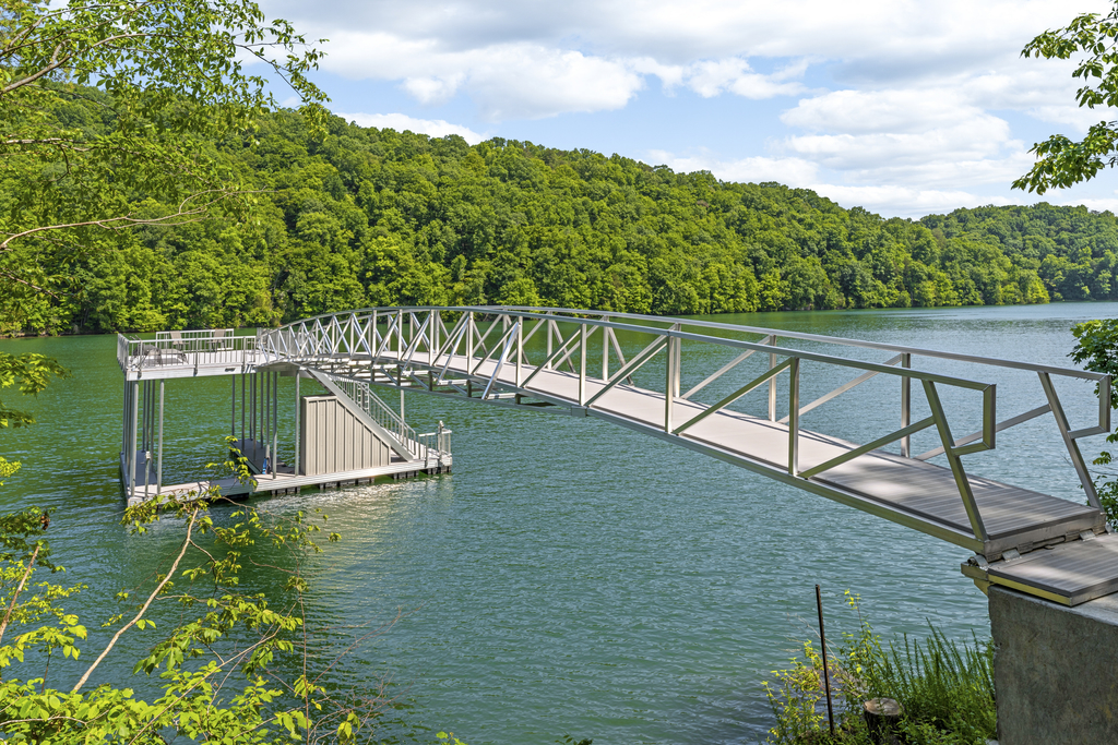 Lakeside Retreat, Sleeps 22, Dock, Grill, Game Room