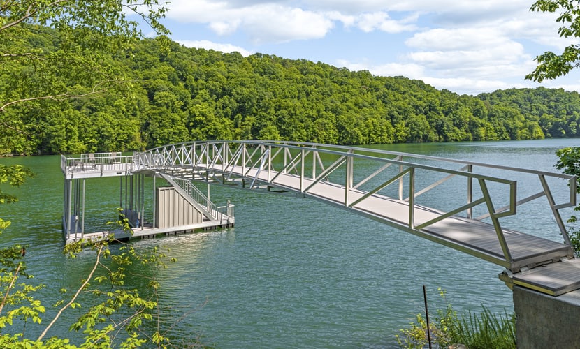 ๐๏ธ ๐๐ฎ๐ธ๐ฒ๐๐ถ๐ฑ๐ฒ ๐ฅ๐ฒ๐๐ฟ๐ฒ๐ฎ๐
Spacious waterfront vacation rental on Norris Lake in Jacksboro, TN, sleeping up to 22 guests. This newly built lake house features 7 bedrooms, king suites, bunk rooms, private dock with slide, boat parking, game room, multiple living areas, gas grill, and stocked kitchen. Minutes to Whitman Hollow Marina. Ideal for large groups, families, and lake getaways.
