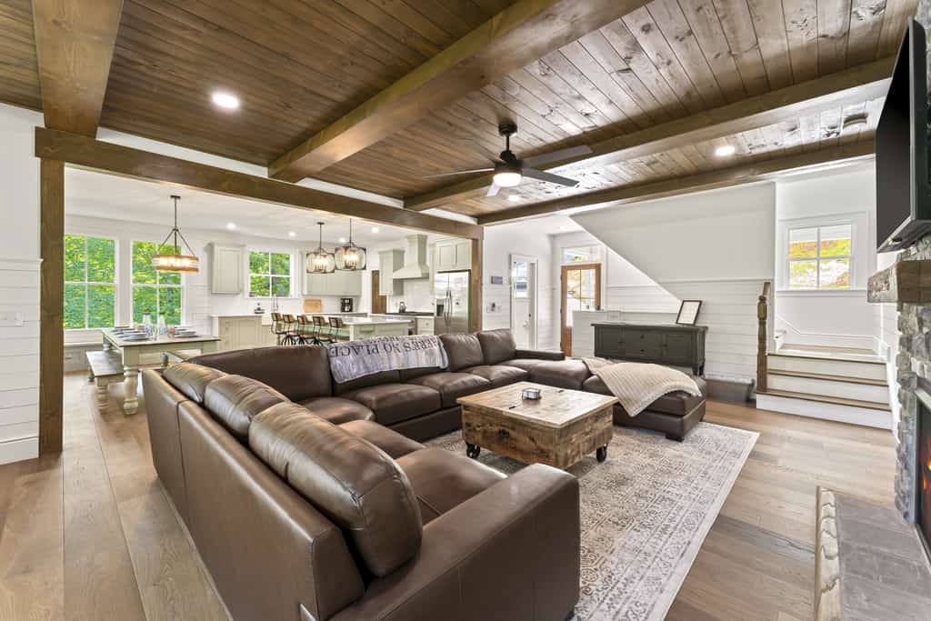 🏞️ 𝗟𝗮𝗸𝗲𝘀𝗶𝗱𝗲 𝗥𝗲𝘁𝗿𝗲𝗮𝘁
Spacious waterfront vacation rental on Norris Lake in Jacksboro, TN, sleeping up to 22 guests. This newly built lake house features 7 bedrooms, king suites, bunk rooms, private dock with slide, boat parking, game room, multiple living areas, gas grill, and stocked kitchen. Minutes to Whitman Hollow Marina. Ideal for large groups, families, and lake getaways.