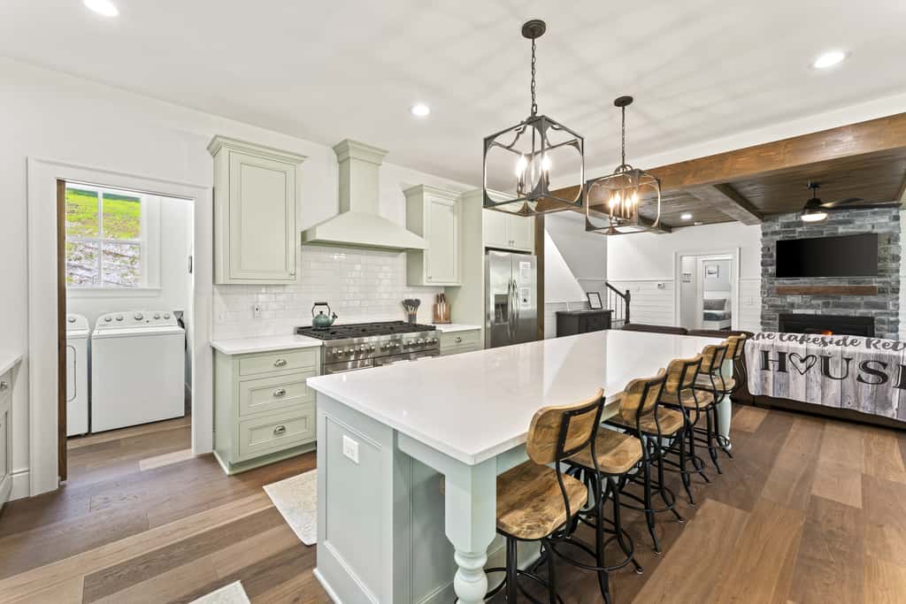 Lakeside Retreat, Sleeps 22, Dock, Grill, Game Room