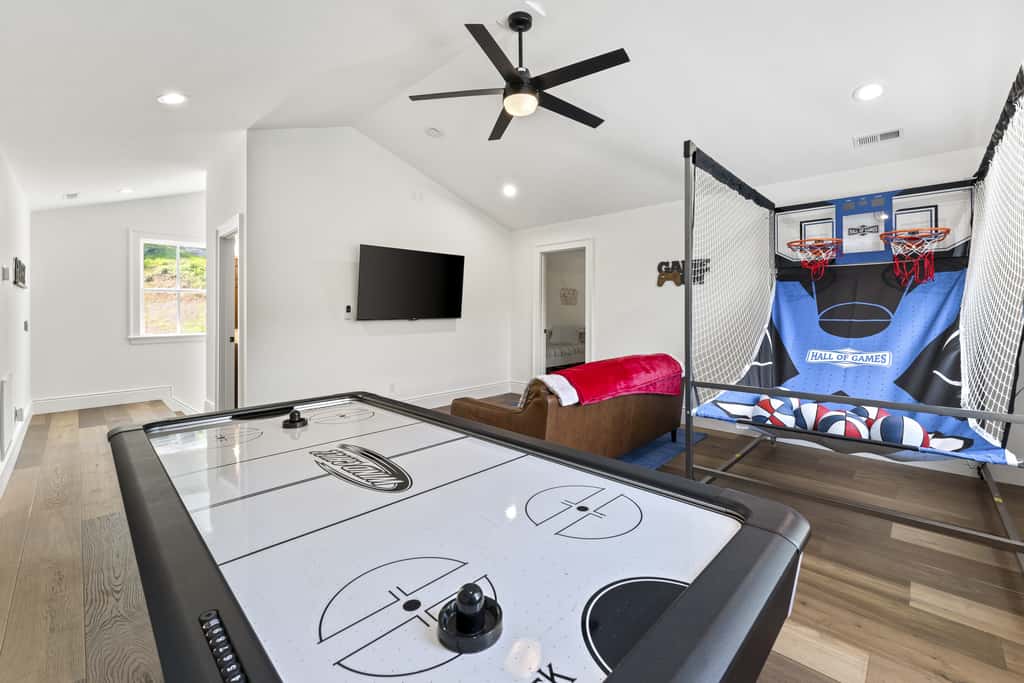 Lakeside Retreat, Sleeps 22, Dock, Grill, Game Room