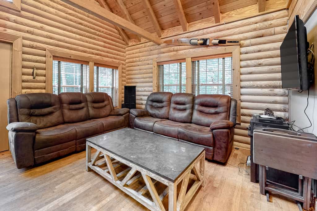🏞️ 𝗦𝗸𝗶 𝗦'𝗠𝗼𝗿𝗲
Escape to this dog-friendly lakefront cabin in LaFollette, TN on the Powell River/Lake. Sleeps 13 with space for families & groups. Enjoy a private dock, kayak, fire pit, and spacious decks. Inside features a full kitchen, cozy living room with TV & sound system, bunk rooms, playroom, and screened sunroom for dining. High-speed WiFi included. Close to Norris Lake, Knoxville, Oak Ridge, Pigeon Forge & Gatlinburg day trips.