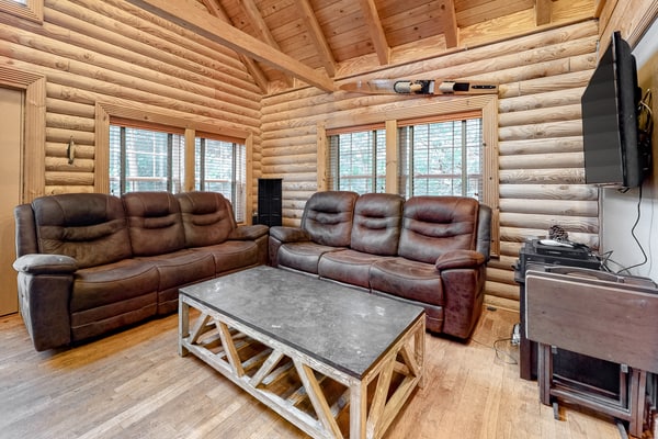 🏞️ 𝗦𝗸𝗶 𝗦'𝗠𝗼𝗿𝗲
Escape to this dog-friendly lakefront cabin in LaFollette, TN on the Powell River/Lake. Sleeps 13 with space for families & groups. Enjoy a private dock, kayak, fire pit, and spacious decks. Inside features a full kitchen, cozy living room with TV & sound system, bunk rooms, playroom, and screened sunroom for dining. High-speed WiFi included. Close to Norris Lake, Knoxville, Oak Ridge, Pigeon Forge & Gatlinburg day trips.