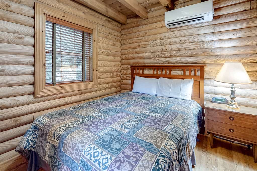 🏞️ 𝗦𝗸𝗶 𝗦'𝗠𝗼𝗿𝗲
Escape to this dog-friendly lakefront cabin in LaFollette, TN on the Powell River/Lake. Sleeps 13 with space for families & groups. Enjoy a private dock, kayak, fire pit, and spacious decks. Inside features a full kitchen, cozy living room with TV & sound system, bunk rooms, playroom, and screened sunroom for dining. High-speed WiFi included. Close to Norris Lake, Knoxville, Oak Ridge, Pigeon Forge & Gatlinburg day trips.