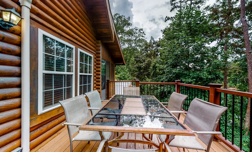 🏞️ 𝗦𝗸𝗶 𝗦'𝗠𝗼𝗿𝗲
Escape to this dog-friendly lakefront cabin in LaFollette, TN on the Powell River/Lake. Sleeps 13 with space for families & groups. Enjoy a private dock, kayak, fire pit, and spacious decks. Inside features a full kitchen, cozy living room with TV & sound system, bunk rooms, playroom, and screened sunroom for dining. High-speed WiFi included. Close to Norris Lake, Knoxville, Oak Ridge, Pigeon Forge & Gatlinburg day trips.