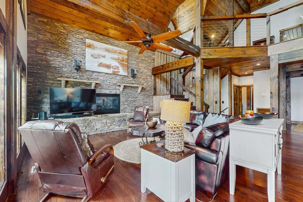 Lakefront Escape, Sleeps 10, Private Dock, Hot Tub
