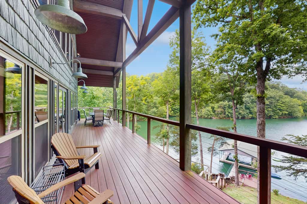🏞️ 𝗡𝗲𝗱'𝘀 𝗡𝗼𝗿𝗿𝗶𝘀 𝗡𝗼𝗼𝗸
Escape to this lakefront vacation home in Maynardville, TN, perfect for families and groups. This contemporary retreat sleeps 10 and features private dock, hot tub, deep-water cove access, gourmet kitchen, screened porches, covered deck, marina access, RV/boat parking, and panoramic Clinch River views. Ideal for boating, kayaking, paddle boarding, swimming, and peaceful waterfront getaways.