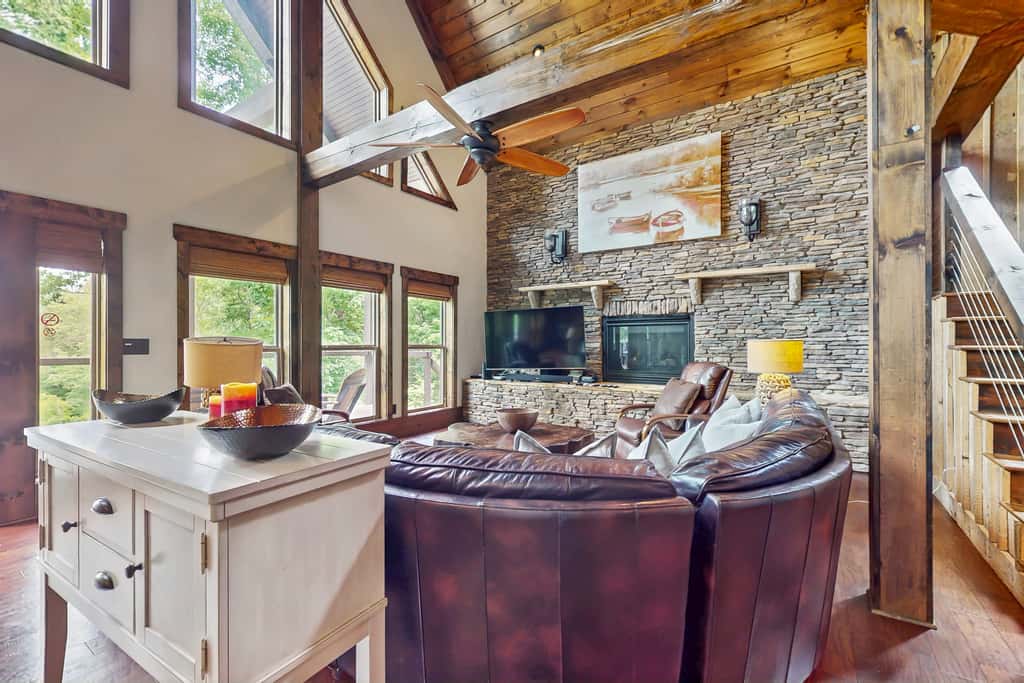 Lakefront Escape, Sleeps 10, Private Dock, Hot Tub
