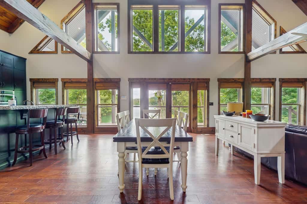 🏞️ 𝗡𝗲𝗱'𝘀 𝗡𝗼𝗿𝗿𝗶𝘀 𝗡𝗼𝗼𝗸
Escape to this lakefront vacation home in Maynardville, TN, perfect for families and groups. This contemporary retreat sleeps 10 and features private dock, hot tub, deep-water cove access, gourmet kitchen, screened porches, covered deck, marina access, RV/boat parking, and panoramic Clinch River views. Ideal for boating, kayaking, paddle boarding, swimming, and peaceful waterfront getaways.