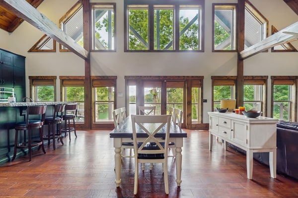 ๐๏ธ ๐ก๐ฒ๐ฑ'๐ ๐ก๐ผ๐ฟ๐ฟ๐ถ๐ ๐ก๐ผ๐ผ๐ธ
Escape to this lakefront vacation home in Maynardville, TN, perfect for families and groups. This contemporary retreat sleeps 10 and features private dock, hot tub, deep-water cove access, gourmet kitchen, screened porches, covered deck, marina access, RV/boat parking, and panoramic Clinch River views. Ideal for boating, kayaking, paddle boarding, swimming, and peaceful waterfront getaways.