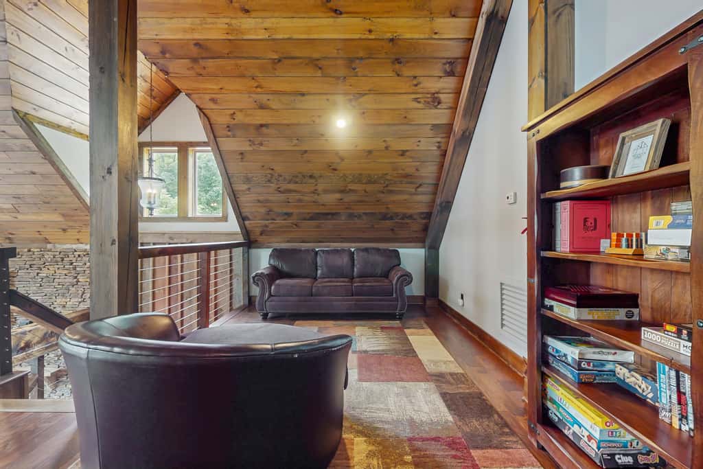 Lakefront Escape, Sleeps 10, Private Dock, Hot Tub