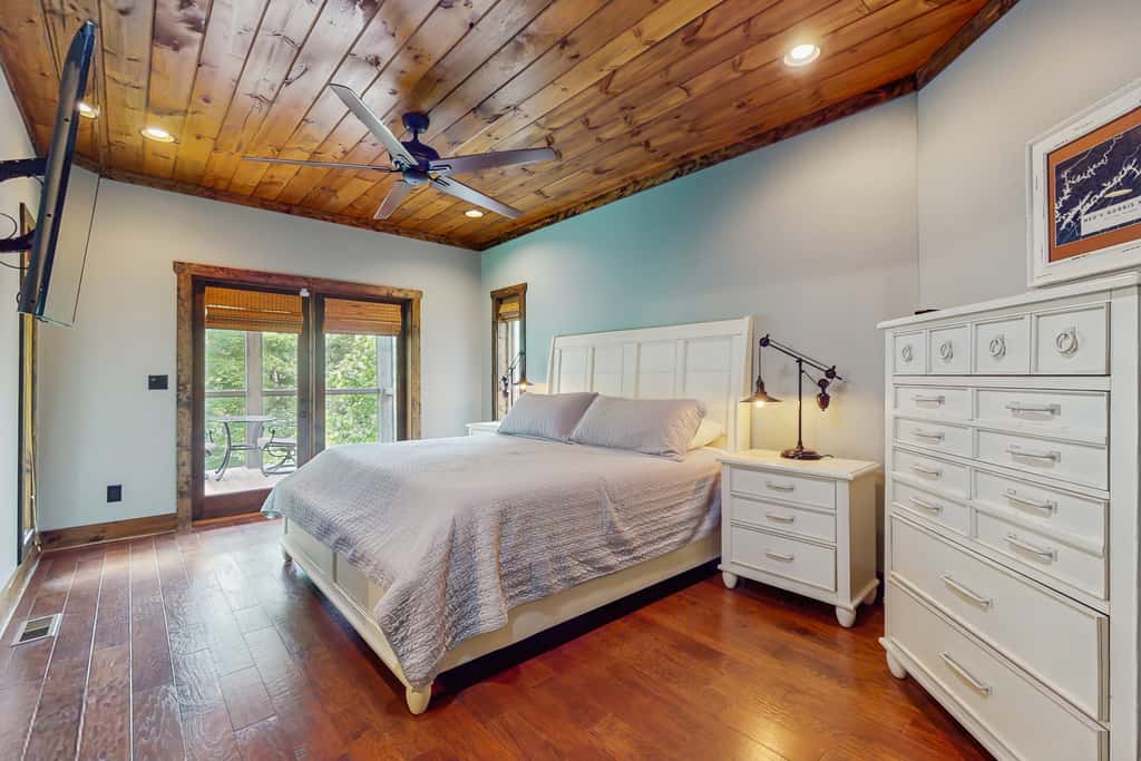Lakefront Escape, Sleeps 10, Private Dock, Hot Tub