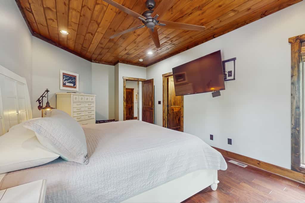 Lakefront Escape, Sleeps 10, Private Dock, Hot Tub