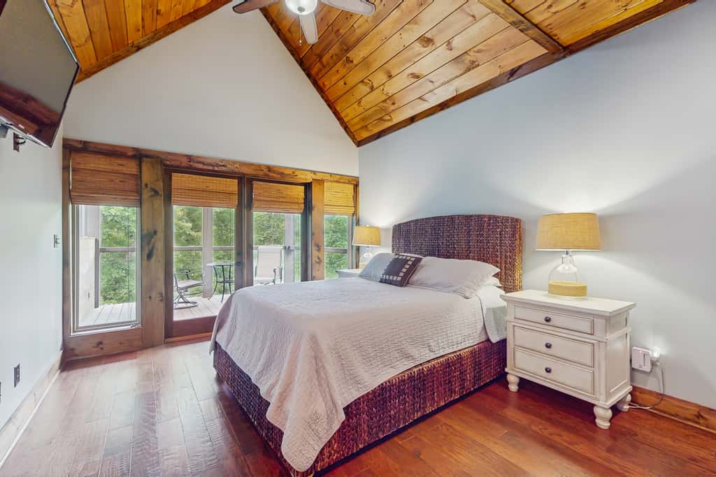 Lakefront Escape, Sleeps 10, Private Dock, Hot Tub